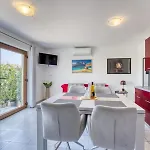 Perla - With Sea View Apartament